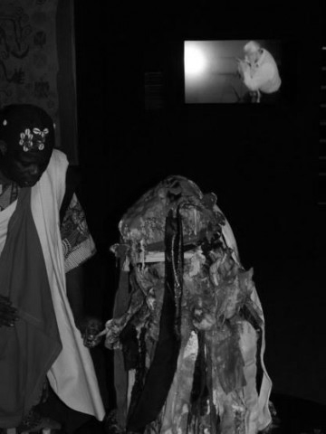 Cérémonie réalisée par le prête vodou ( Togo ) et comédien du concert-party Azé Kokovivina, exposition «Les maîtres du désordre», Madrid, 2013