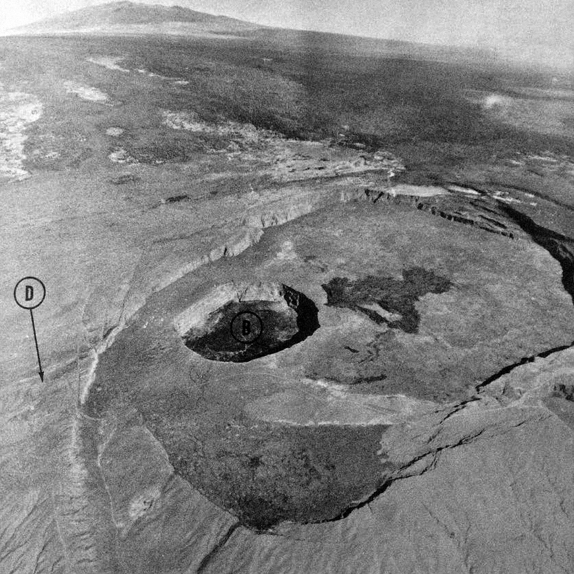 La caldeira du Kīlauea, Hawaï – Atlas of landforms, Department of earth, space & graphic sciences – United States Military Academy, [1965]