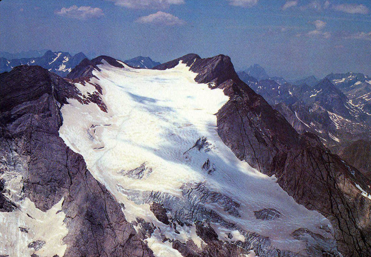 Carte postale du glacier d'Ossoue, au Vignemale, dans les années 1970.