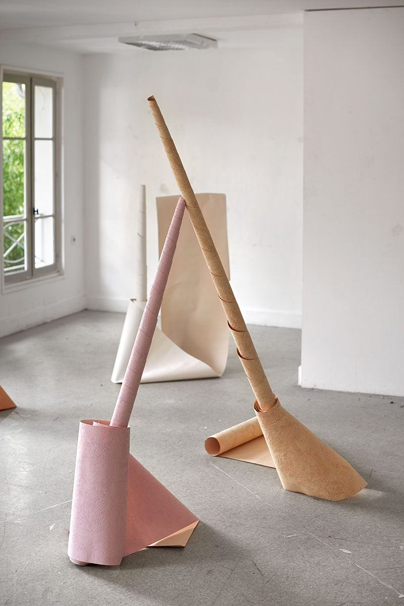 *Extramuros*, installation de rouleaux de papier peint, taille variable, 2019