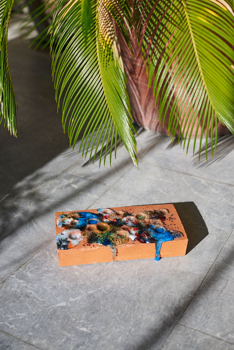 *Brique sertie*, brique en faïence avec incrustation de perles et billes en verre fondues, 28 x 4.5 x 13 cm, 2017