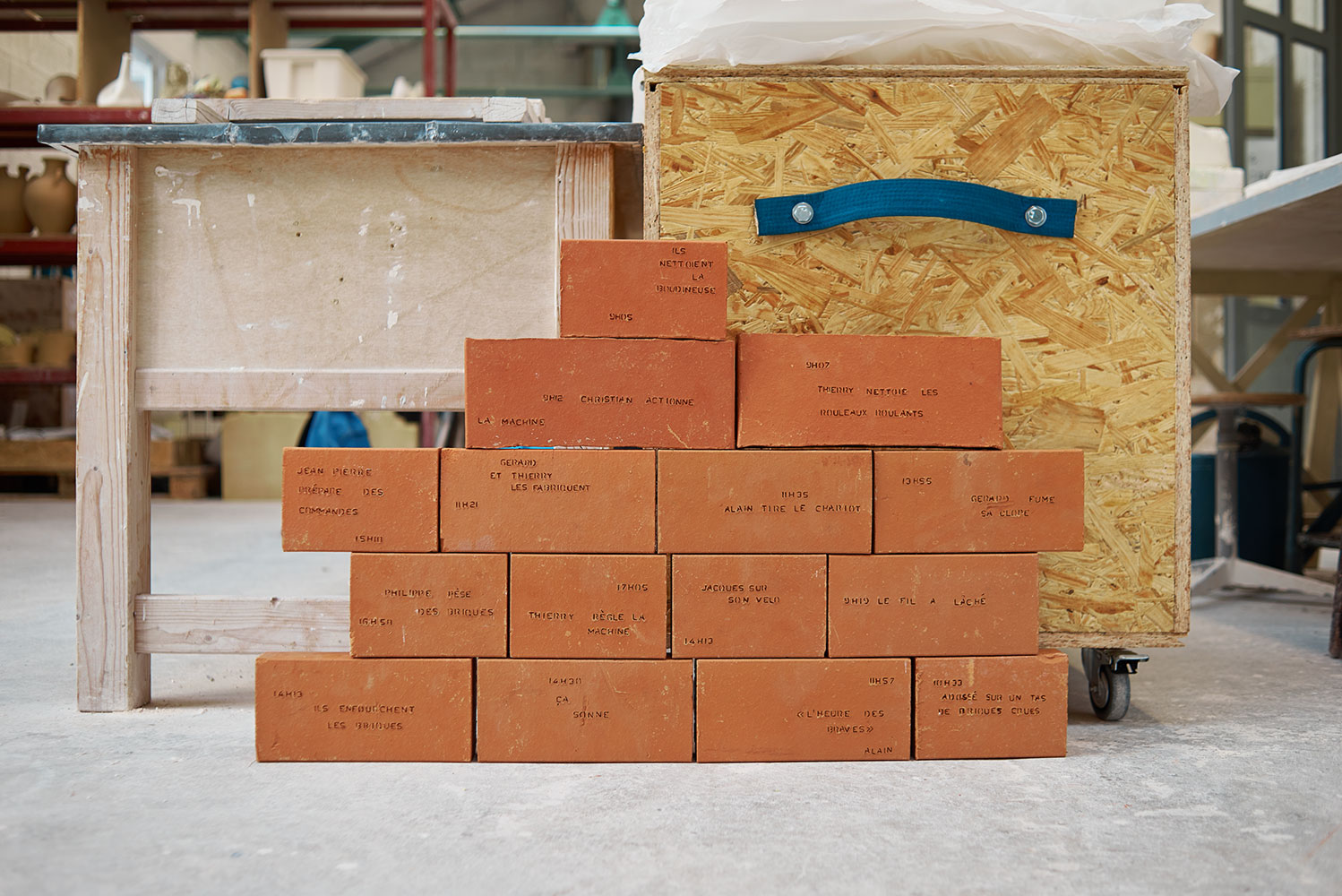 *Reconnaissance*, installation de briques gravées, taille variable, 2018.