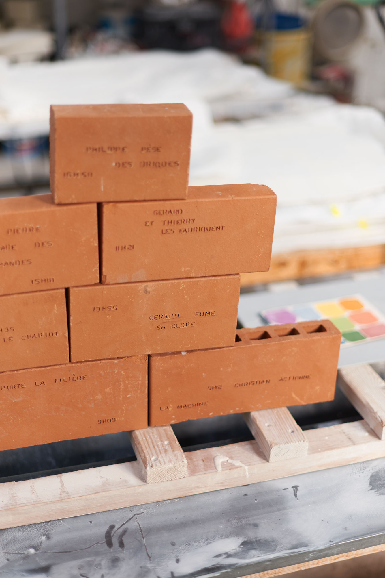 *Reconnaissance*, installation de briques gravées, taille variable, 2018.