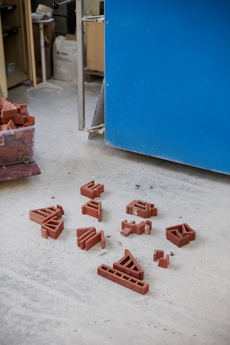 *Langage de construction*, installation de débrits de briques avec bande son, taille variable, 2018