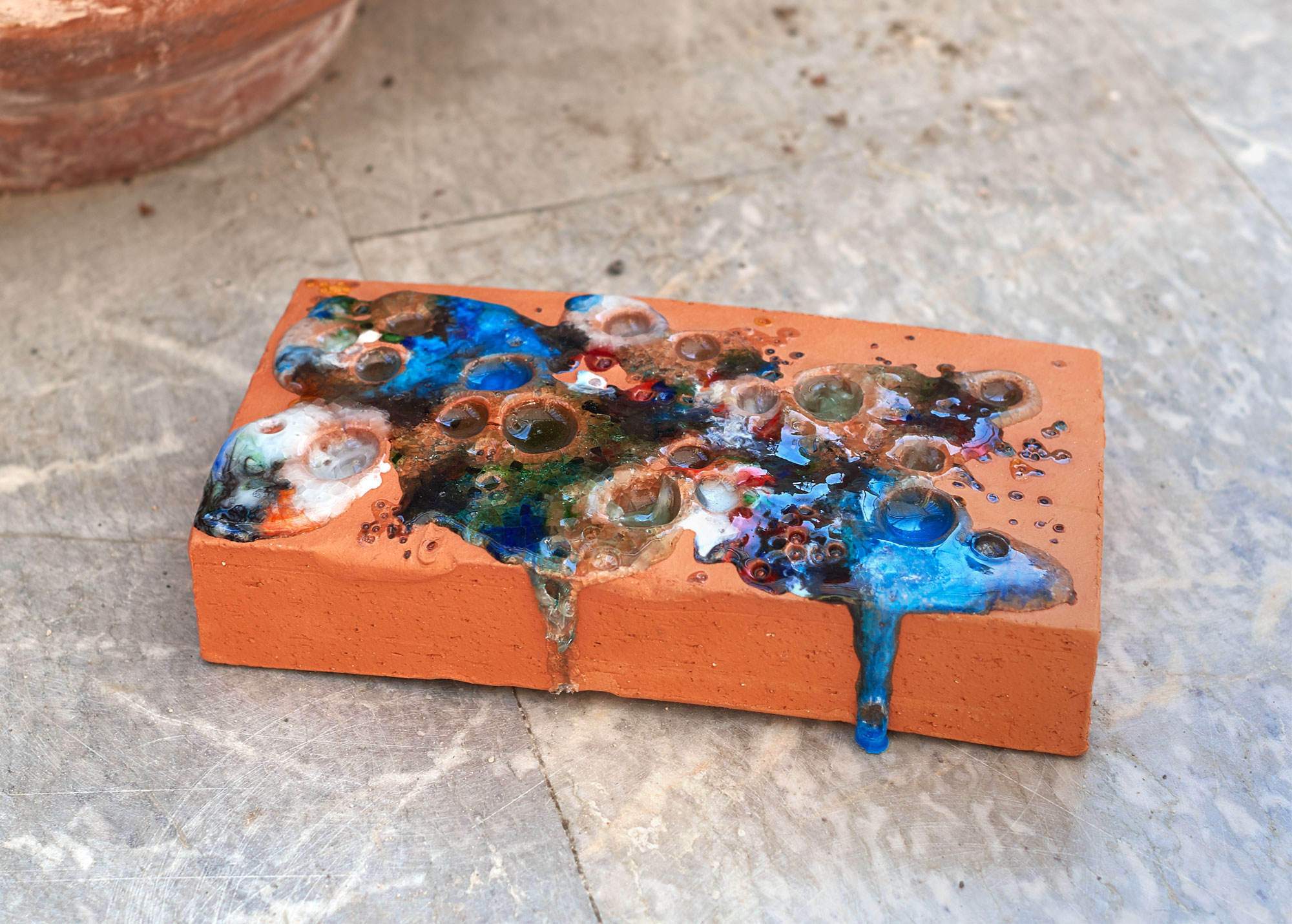 *Brique sertie*, brique en faïence avec incrustation de perles et billes en verre fondues, 28 x 4.5 x 13 cm, 2017