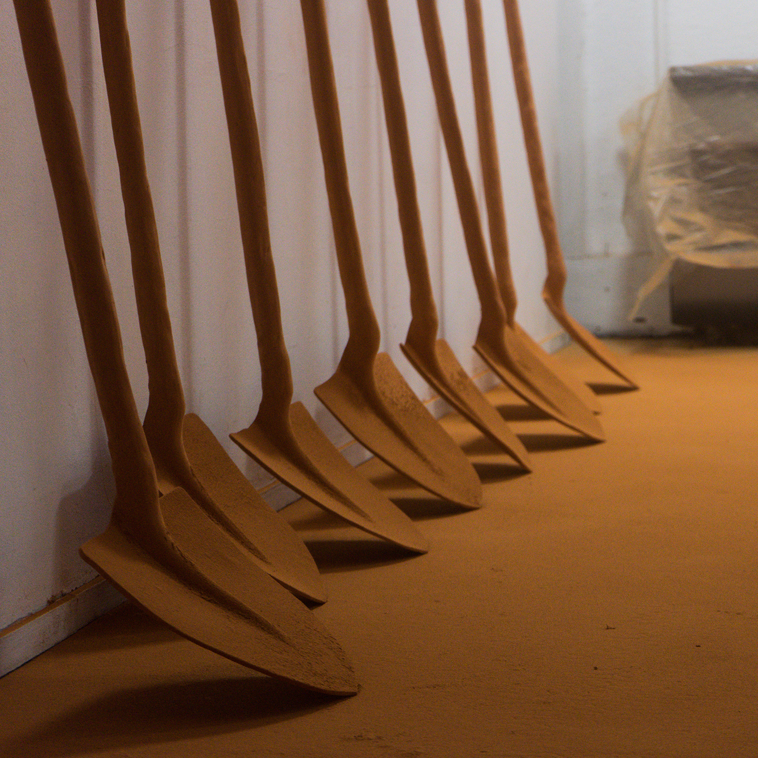4.rolling-stones-shovels-lea-lalanne-installation-pelles-en-terre-cuites-dnsep-2020.jpg