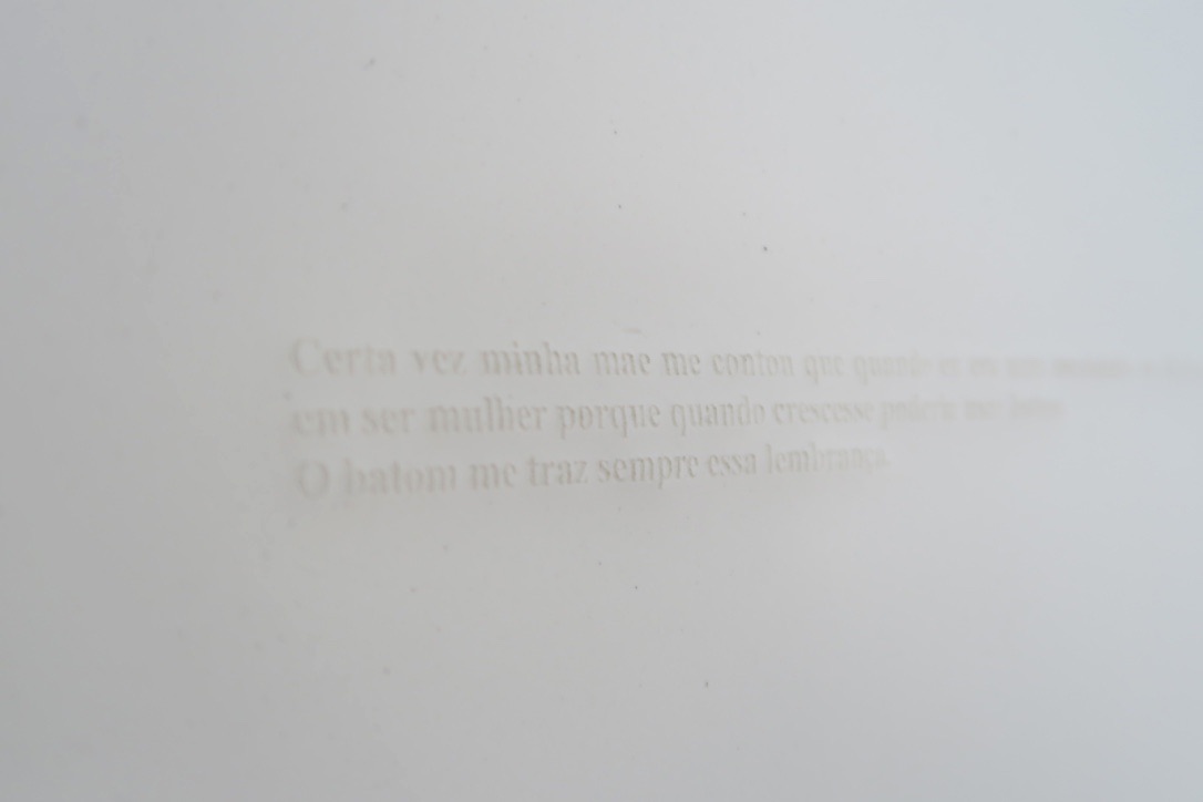 Reliques, 2017 Récits de vie intimes et anonymes, gravure sur porcelaine, 25 x 18 x 0,1 cm