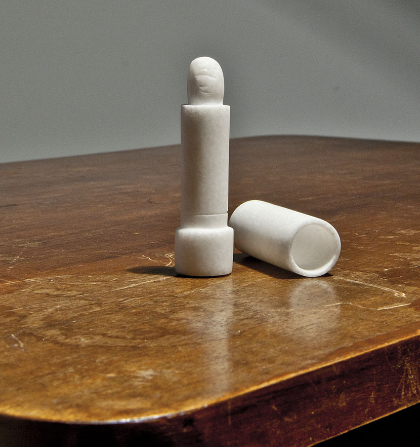 Maman, 2013  - Stick à lèvres en marbre blanc échelle 1, stick 7,5 x 2 cm, bouchon 5,5 x 2 cm, coiffeuse 47 x 72 x 74 cm, transducteur et son de lit refroidissant.