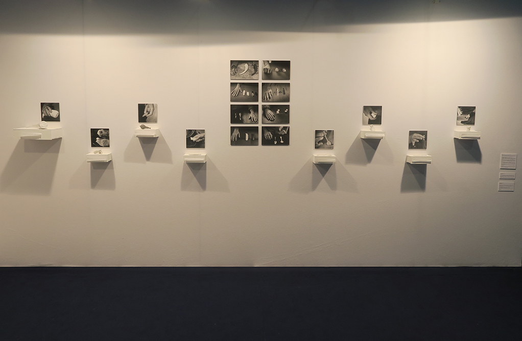 Mémorabilia, processus engagé depuis 2013 - Série d’objets reproduits à l’échelle 1, marbre et granit, dimensions variables, extraits de récits de vie recueillis lors de rencontres d’échanges, impressions sur papier de soie, photographies contrecollées sur panexpan, impressions 16,7x16,7 cm et 25 x 16,7cm.